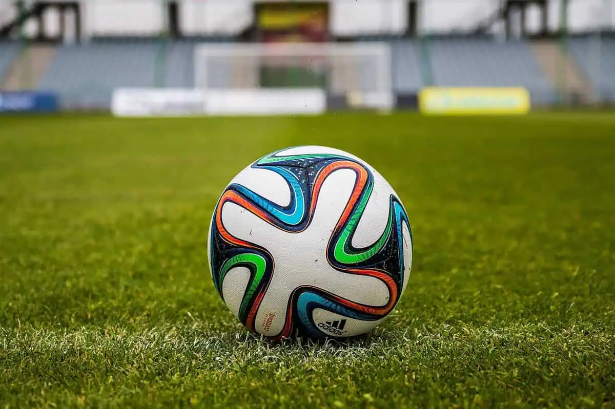 Co decyduje o skuteczności kontrataku w piłce nożnej?